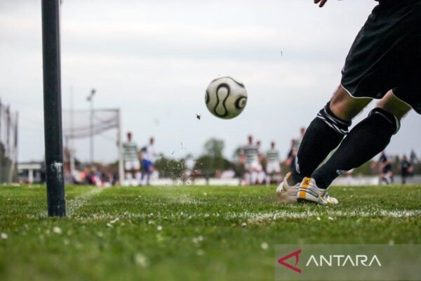 Berikut adalah beberapa alternatif judul untuk "Adrian Wibowo Jalani Debut Bersama LA FC":

1. "Adrian Wibowo Memulai Perjalanan Bersama LA FC"
2. "Debut Pertama Adrian Wibowo dengan LA FC"
3. "Adrian Wibowo Resmi Bergabung, Debut Bersama LA FC"
4. "Momen Bersejarah: Adrian Wibowo Debut di LA FC"
5. "Adrian Wibowo Tampil Perdana dengan LA FC"
6. "LA FC Sambut Debut Adrian Wibowo dengan Antusias"
7. "Adrian Wibowo: Awal Baru di LA FC"
8. "Perkenalan Adrian Wibowo di LA FC: Debut yang Dinanti"
9. "Debut Pertama yang Menggembirakan: Adrian Wibowo di LA FC"
10. "Adrian Wibowo Menyemarakkan Debutnya di LA FC"

Semoga salah satu dari judul-judul ini sesuai dengan yang Anda inginkan!