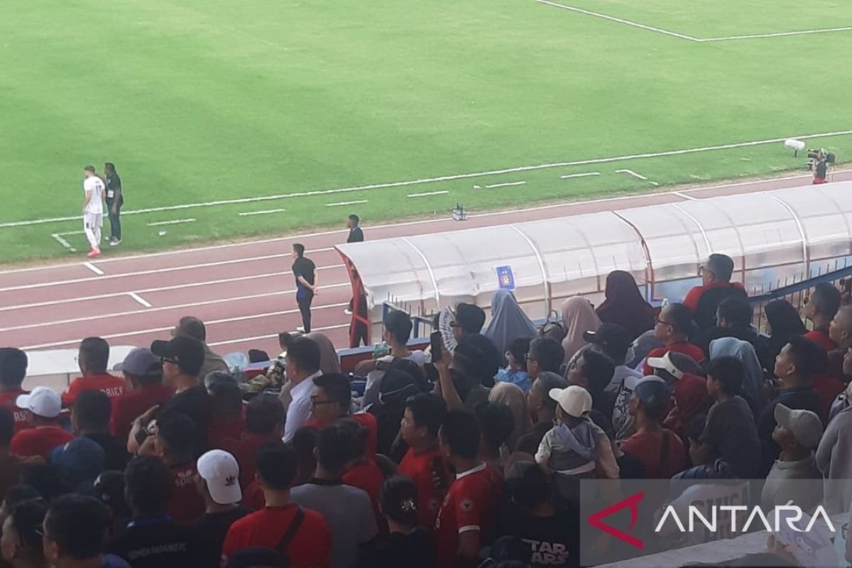 Pratama Arhan Saksi Pertandingan Semen Padang vs Persik