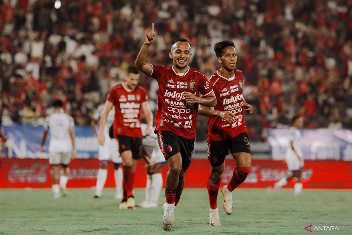 Berikut adalah beberapa alternatif judul yang bisa digunakan:

1. "Bali United Perpanjang Kontrak Rahmat dan Fitrul"
2. "Bali United Memperpanjang Kerja Sama dengan Rahmat dan Fitrul"
3. "Kontrak Rahmat dan Fitrul Diperpanjang oleh Bali United"
4. "Bali United Resmi Perpanjang Kontrak Duo Pemain: Rahmat dan Fitrul"
5. "Bali United Kembali Perkuat Tim, Kontrak Rahmat dan Fitrul Diperpanjang"
6. "Langkah Strategis: Bali United Perpanjang Kontrak Rahmat dan Fitrul"
7. "Bali United Pertahankan Rahmat dan Fitrul dengan Perpanjangan Kontrak"
8. "Rahmat dan Fitrul Tetap Bersama Bali United: Kontrak Diperpanjang"

Silakan pilih atau modifikasi sesuai kebutuhan!