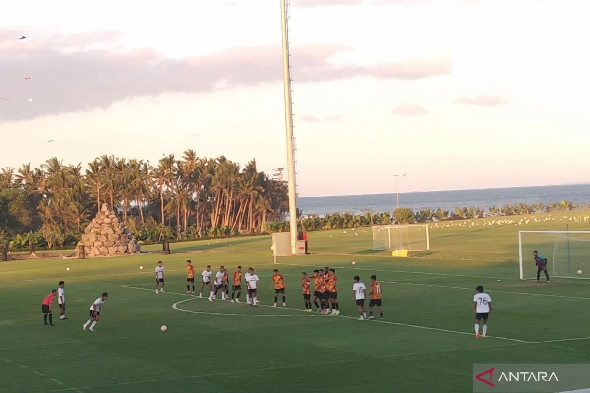 Berikut adalah beberapa alternatif judul untuk berita tentang laga persahabatan antara Bali United dan Bhayangkara Presisi Lampung:

1. "Bali United Siap Hadapi Bhayangkara Presisi Lampung dalam Pertandingan Persahabatan"
2. "Laga Persahabatan: Bali United Melawan Bhayangkara Presisi Lampung"
3. "Pertandingan Persahabatan: Bali United dan Bhayangkara Presisi Lampung Bertarung di Lapangan"
4. "Bali United Menantang Bhayangkara Presisi Lampung dalam Duel Persahabatan"
5. "Bali United vs Bhayangkara Presisi Lampung: Pertandingan Persahabatan yang Menarik"

Silakan pilih yang sesuai atau gunakan sebagai inspirasi!