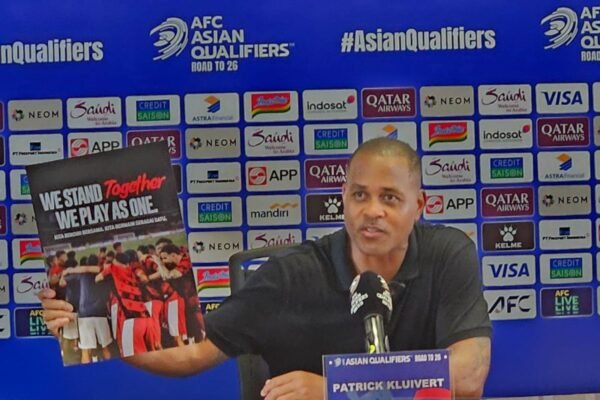 Kluivert Berpeluang Turut Serta dalam Pertandingan Legenda Real Madrid dan Barcelona