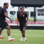 Tentu! Berikut adalah beberapa alternatif judul untuk "Pelatih sesumbar Malut United bangkit saat hadapi Madura United":

1. "Pelatih Optimis Malut United Bangkit Menghadapi Madura United"
2. "Keyakinan Pelatih Malut United untuk Mengalahkan Madura United"
3. "Pelatih Malut United Percaya Timnya akan Tampil Bersinar Melawan Madura United"
4. "Malut United Siap Bangkit, Pelatih Ungkap Strategi Melawan Madura United"
5. "Semangat Baru Malut United: Pelatih Yakin Dapat Taklukkan Madura United"

Pilihlah yang paling sesuai dengan kebutuhan Anda!