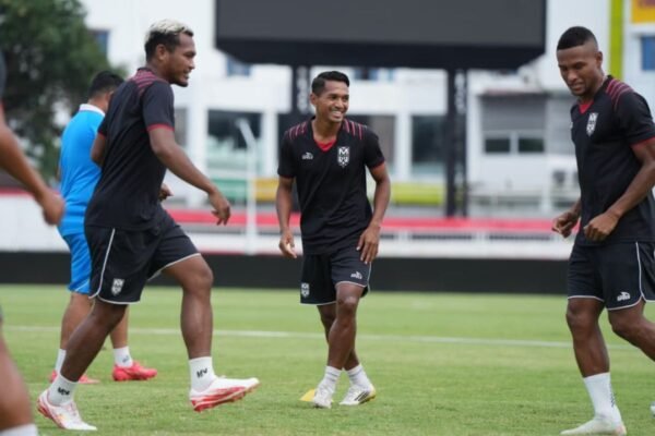 Tentu! Berikut adalah beberapa alternatif judul untuk "Pelatih sesumbar Malut United bangkit saat hadapi Madura United":

1. "Pelatih Optimis Malut United Bangkit Menghadapi Madura United"
2. "Keyakinan Pelatih Malut United untuk Mengalahkan Madura United"
3. "Pelatih Malut United Percaya Timnya akan Tampil Bersinar Melawan Madura United"
4. "Malut United Siap Bangkit, Pelatih Ungkap Strategi Melawan Madura United"
5. "Semangat Baru Malut United: Pelatih Yakin Dapat Taklukkan Madura United"

Pilihlah yang paling sesuai dengan kebutuhan Anda!