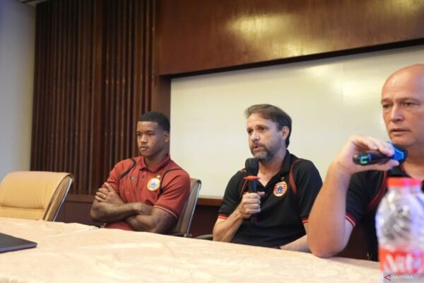 Berikut adalah beberapa alternatif judul untuk "Mauricio Souza nilai semua pemain Dewa United harus diwaspadai":

1. "Mauricio Souza: Semua Pemain Dewa United Patut Diwaspadai"
2. "Pemain Dewa United: Analisis Mauricio Souza yang Wajib Diperhatikan"
3. "Mauricio Souza: Mengungkap Ancaman dari Semua Pemain Dewa United"
4. "Kewaspadaan Terhadap Semua Pemain Dewa United Menurut Mauricio Souza"
5. "Mauricio Souza: Penilaian Taktis terhadap Pemain Dewa United"
6. "Semua Pemain Dewa United: Pandangan Mauricio Souza yang Harus Diketahui"
7. "Mauricio Souza: Waspadai Setiap Pemain Dewa United"

Semoga salah satu judul ini sesuai dengan yang Anda inginkan!