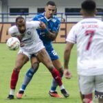 Here are some alternative titles for "Jadwal Super League: Arema jamu Persib, Persija jumpa PSM":

1. "Super League Schedule: Arema Hosts Persib, Persija Faces PSM"
2. "Super League Fixtures: Arema Welcomes Persib, Persija Takes on PSM"
3. "Upcoming Super League Matches: Arema Against Persib, Persija vs. PSM"
4. "Super League Matchday: Arema Battles Persib, Persija Meets PSM"
5. "Super League Lineup: Arema Challenges Persib, Persija Up Against PSM"
6. "Super League Action: Arema vs. Persib, Persija vs. PSM on the Horizon"
7. "Super League Preview: Arema's Clash with Persib, Persija's Duel with PSM"
8. "This Week in Super League: Arema Sets the Stage for Persib, Persija's Contest with PSM"

Feel free to mix and match or modify these suggestions as needed!