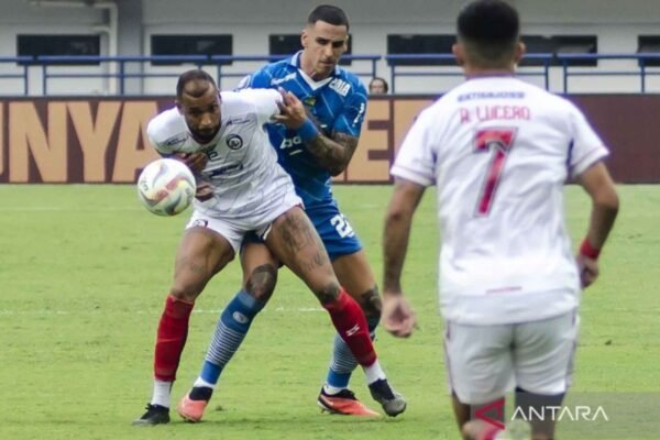 Here are some alternative titles for "Jadwal Super League: Arema jamu Persib, Persija jumpa PSM":

1. "Super League Schedule: Arema Hosts Persib, Persija Faces PSM"
2. "Super League Fixtures: Arema Welcomes Persib, Persija Takes on PSM"
3. "Upcoming Super League Matches: Arema Against Persib, Persija vs. PSM"
4. "Super League Matchday: Arema Battles Persib, Persija Meets PSM"
5. "Super League Lineup: Arema Challenges Persib, Persija Up Against PSM"
6. "Super League Action: Arema vs. Persib, Persija vs. PSM on the Horizon"
7. "Super League Preview: Arema's Clash with Persib, Persija's Duel with PSM"
8. "This Week in Super League: Arema Sets the Stage for Persib, Persija's Contest with PSM"

Feel free to mix and match or modify these suggestions as needed!