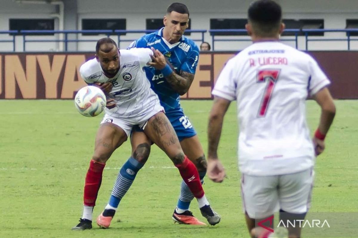 Here are some alternative titles for "Jadwal Super League: Arema jamu Persib, Persija jumpa PSM":

1. "Super League Schedule: Arema Hosts Persib, Persija Faces PSM"
2. "Super League Fixtures: Arema Welcomes Persib, Persija Takes on PSM"
3. "Upcoming Super League Matches: Arema Against Persib, Persija vs. PSM"
4. "Super League Matchday: Arema Battles Persib, Persija Meets PSM"
5. "Super League Lineup: Arema Challenges Persib, Persija Up Against PSM"
6. "Super League Action: Arema vs. Persib, Persija vs. PSM on the Horizon"
7. "Super League Preview: Arema's Clash with Persib, Persija's Duel with PSM"
8. "This Week in Super League: Arema Sets the Stage for Persib, Persija's Contest with PSM"

Feel free to mix and match or modify these suggestions as needed!